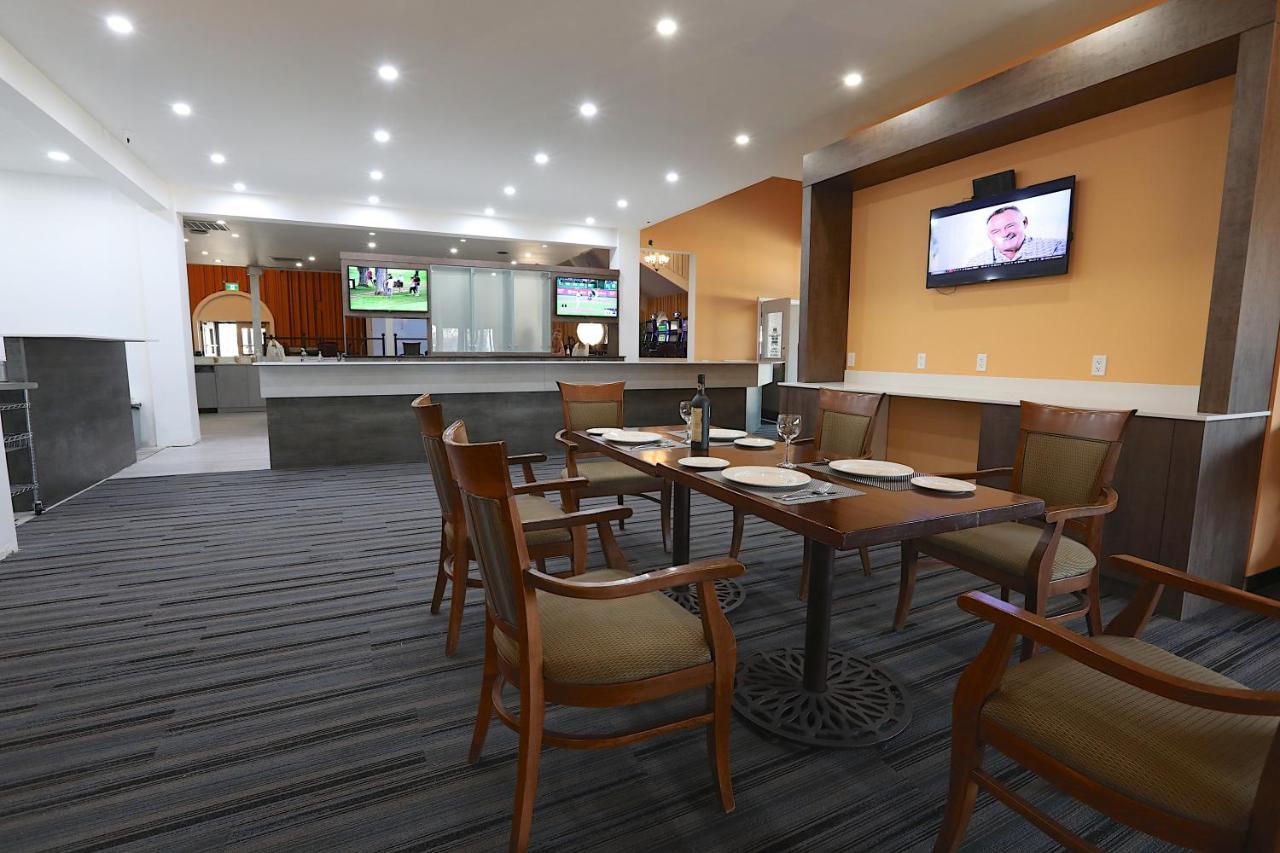 Hotel Clarion Pointe Medicine Hat Esterno foto