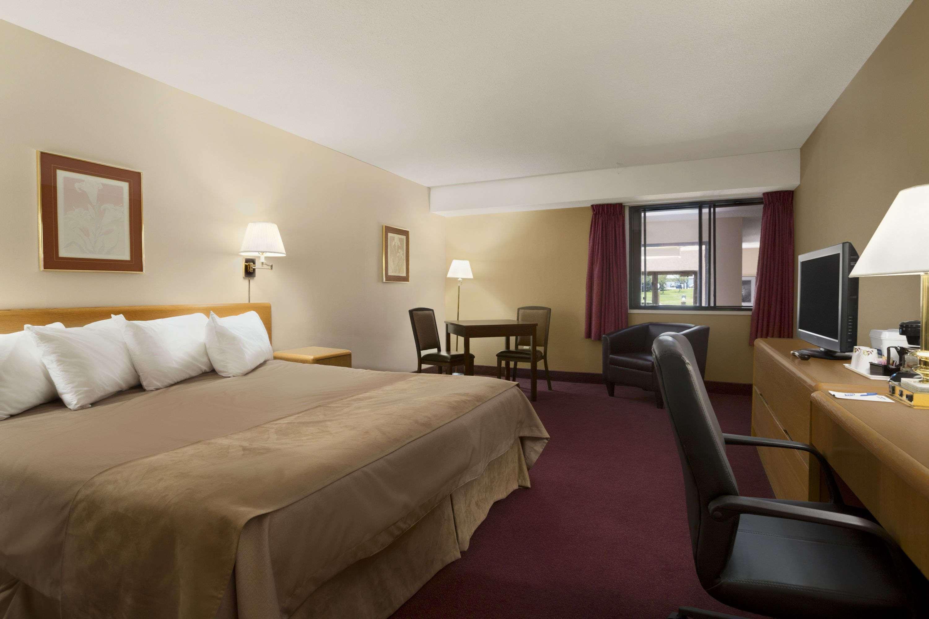 Hotel Clarion Pointe Medicine Hat Esterno foto