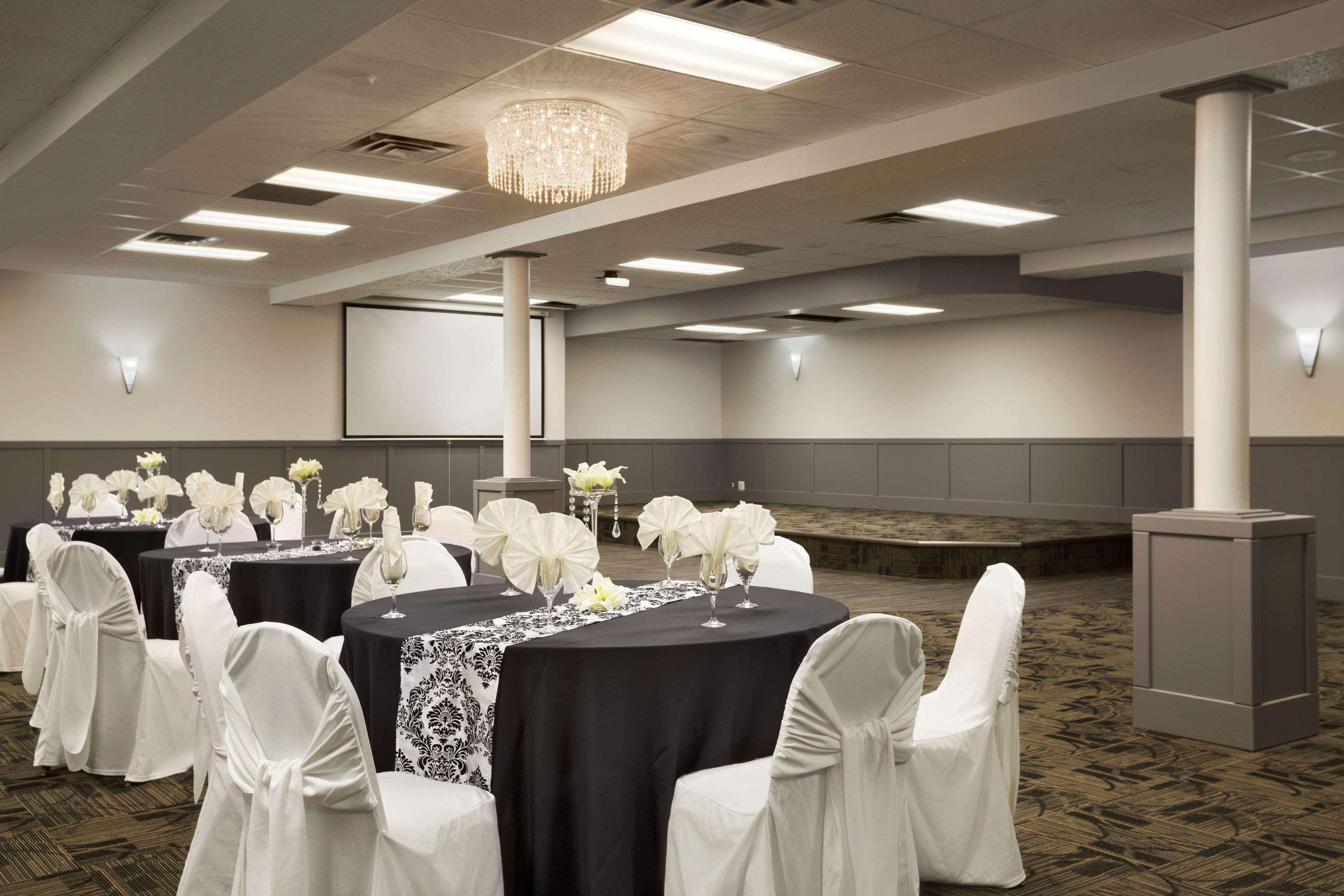Hotel Clarion Pointe Medicine Hat Esterno foto